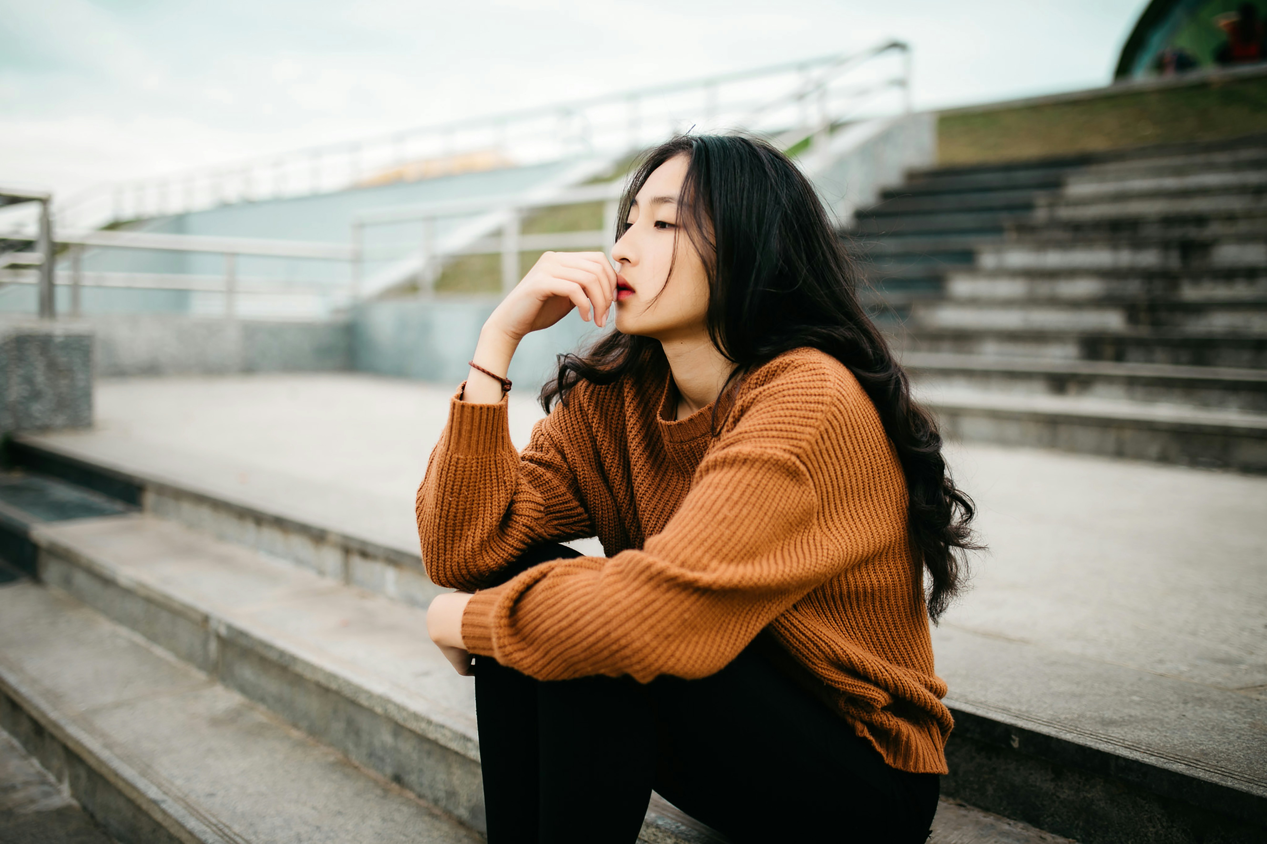 一人で考える人のイメージ